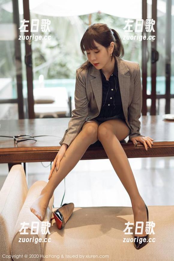 HuaYang花漾 - 黄乐然的妹妹，定制写真，这画面有点奇怪，但又让人忍不住想多看几眼。