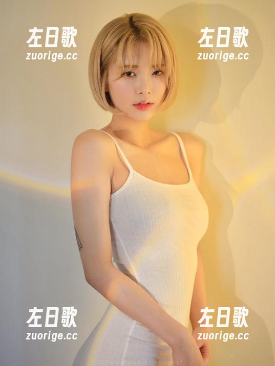 教室里的风景，Hyoyeon(김효연)手里的分享像是在翻开一本老旧的记忆册。