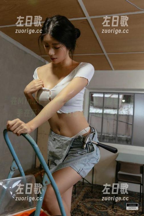 在Min.E(민이)的美脚合集里，脚趾头似乎在开派对——我已经开始瞎想了！