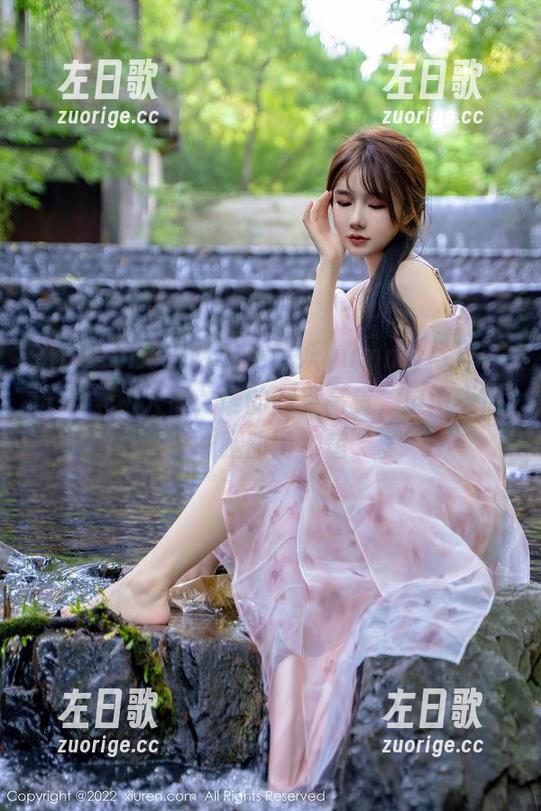 Xiuren秀人网-小蛮妖yummy Xiuren秀人网 - 小蛮妖yummy写真:长腿争相入镜,谁的腿更高贵,申请干脆立个“腿部博物馆”。