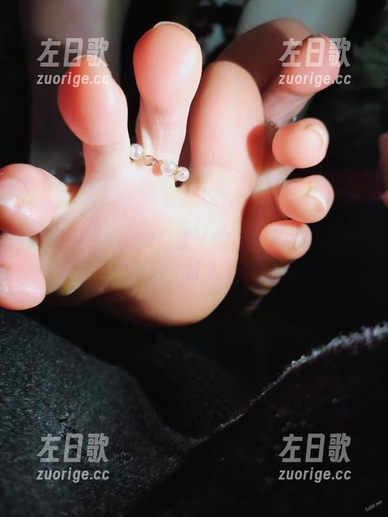 YuYu超甜丫 微密圈 - YuYu超甜丫的镂空私房,像一场无声的对话,让人好奇又无奈。