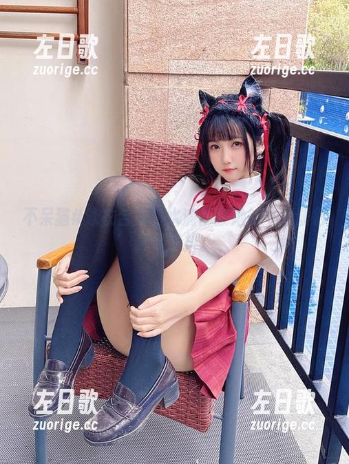 不呆猫#泳衣合集：水滴都被她的气场震得瑟瑟发抖。