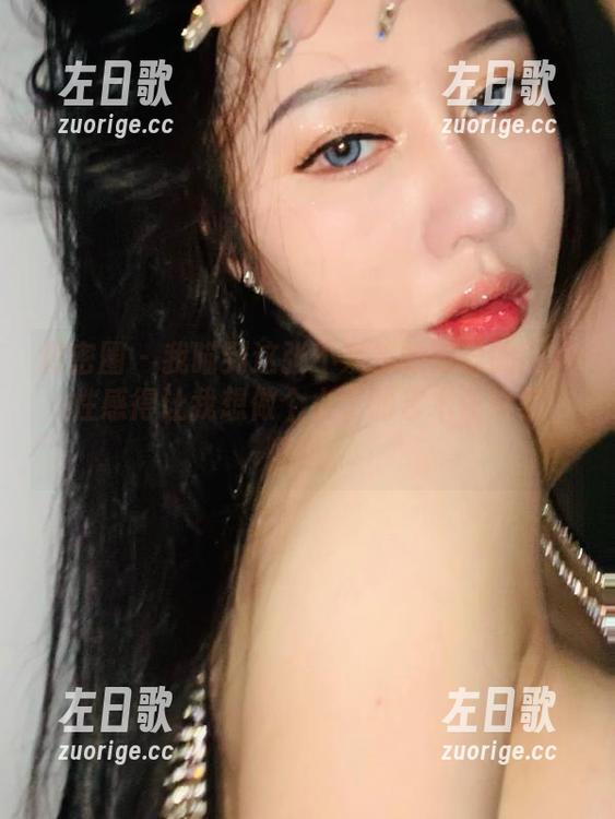 微密圈 - 我瞄到这张不爱笑的赛琳的图片，性感得让我想做个小小的艺术评论家，嘿嘿。