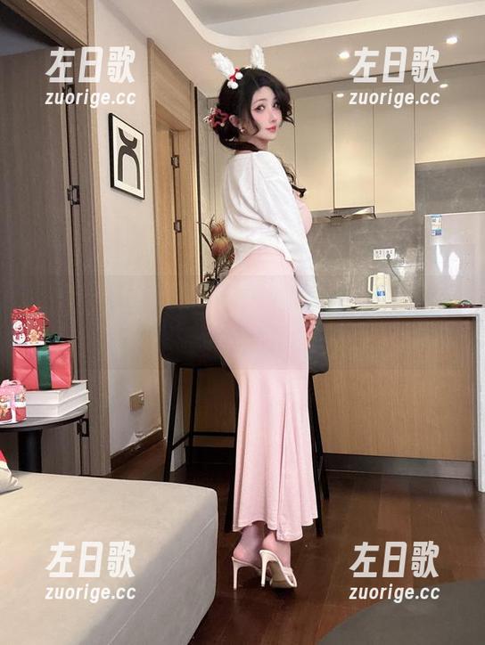 凉凉子rioko，穿着婚纱的高清合集，怎么看怎么像个喜欢翻花样的小女孩。