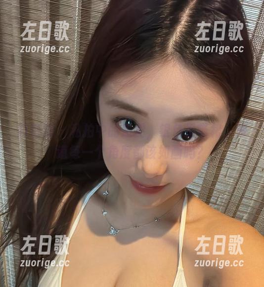 微密圈 - 私拍中的奶雯，银色吊带裙，难道每一个角度都该如画吗？