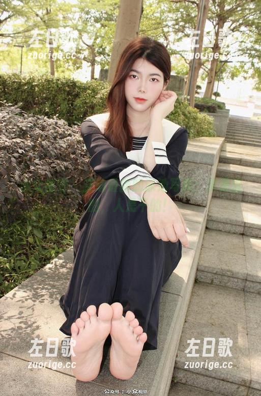 小众视觉 - 艾迪最新的泳池写真：水是湿的，人是干的！