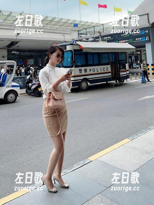 张老师 微密圈 - 高清流出,张老师穿短裙的照片喔,这是什么操作?
