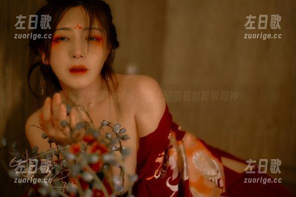 樱晚gigi 图库里的樱晚gigi:在上班前和咖啡锁眼神