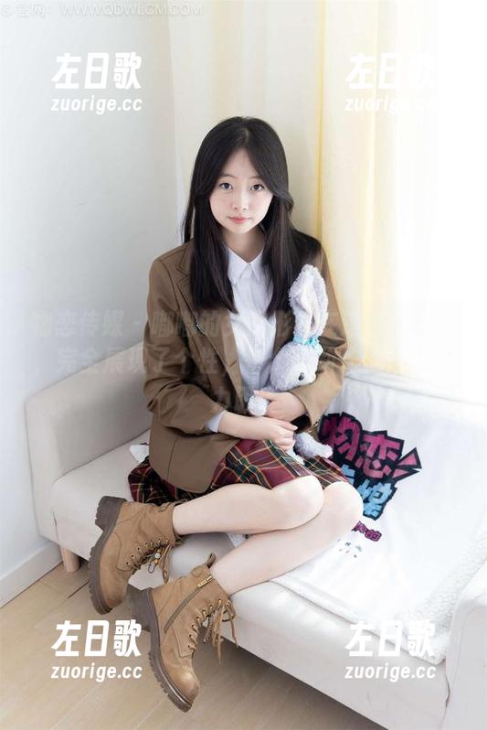 物恋传媒-嘟嘟 物恋传媒 - 嘟嘟的女王形象在这张图片里,完全展现了个性,每个小动作都很有张力耶!