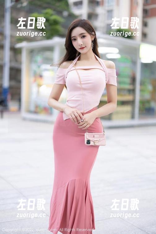 秀人网 - “lingyu69黑丝”的在线图片，某种刺激让人忍不住多看几眼。