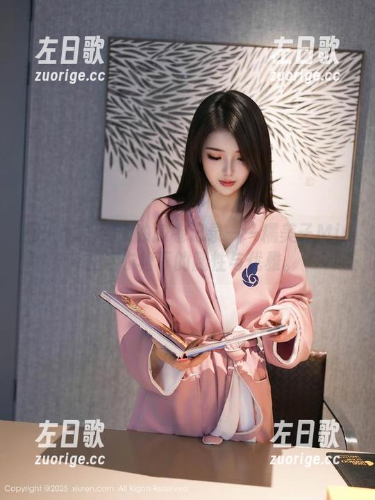 秀人网 - 今天的胶卷记录——糯美子Mini在连衣裙下的随性与优雅。