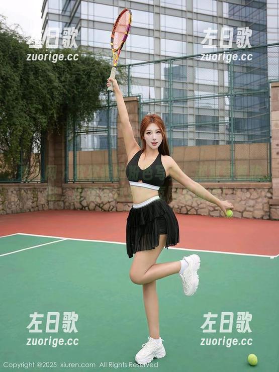 秀人网 - 软软酱的粉色写真：就算穿着跑鞋，也想在这软萌氛围里撒欢！