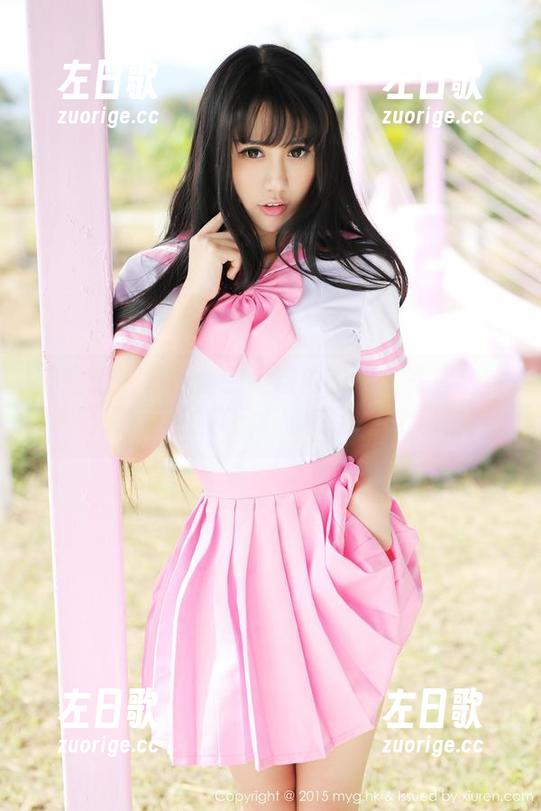 美媛馆 - 方子萱的运动内衣全套写真：尝试努力运动的样子，却在沙发上求生！