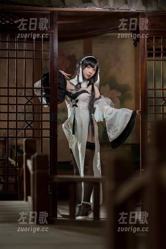 花铃Hana的这组圣堂修女写真，为啥总让人想多了呢？