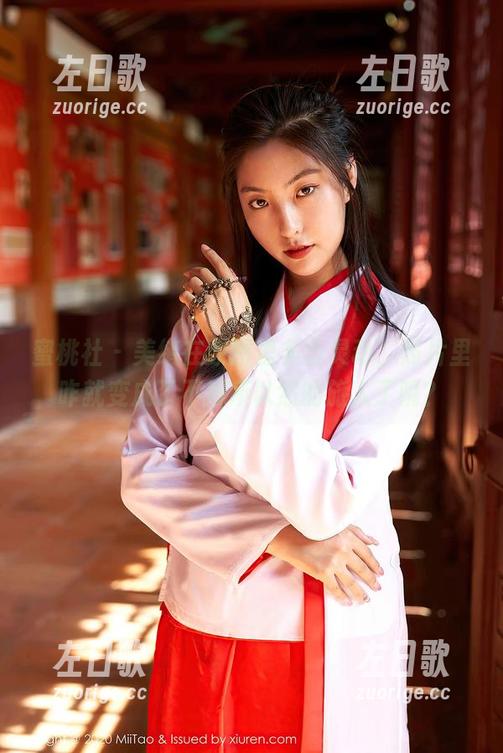 蜜桃社 - 美绪在原图里多么灵动，照片里咋就变成了不知所以然的旅人了呢？