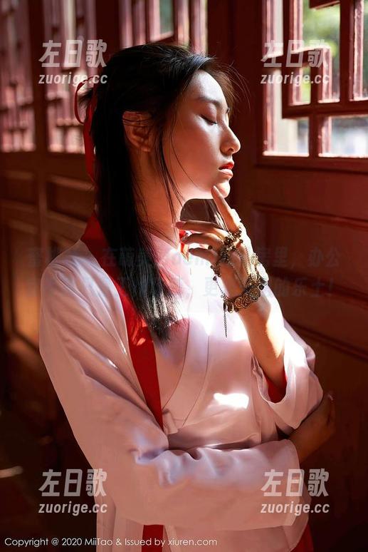蜜桃社-萌美Moemi 蜜桃社 - 在萌美Moemi的私房里,办公室不再只是工作场所,更是美图的乐土!