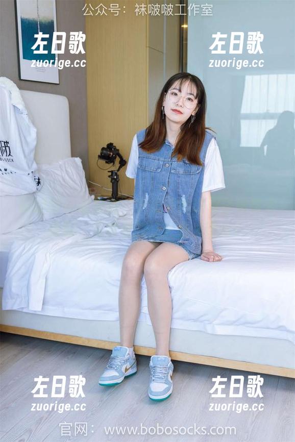 袜啵啵-小奶熊 袜啵啵 - 老实说,小奶熊的这双白棉袜太抢眼,写真里的搭配也太随意!
