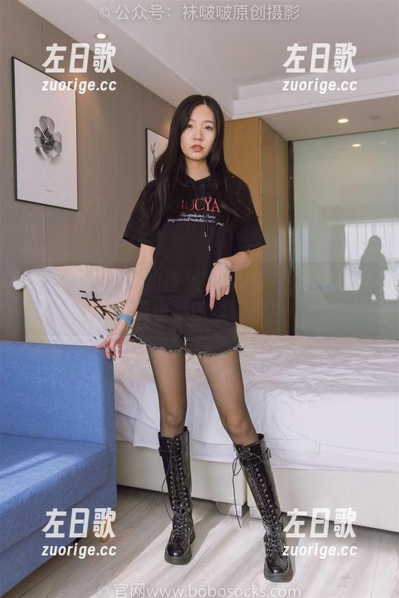 袜啵啵-稚予 袜啵啵 - 稚予的裸足图包:黑色指甲油与经典小腿的碰撞游戏