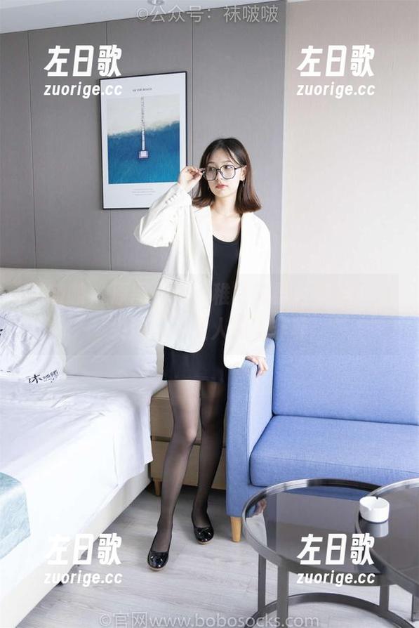 袜啵啵-稚予 袜啵啵 - 原图一览:稚予的黑丝表演,脚尖透明得让人想入非非