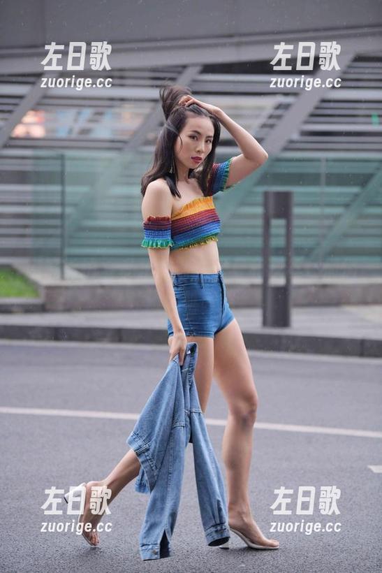 魔镜街拍 - 私拍时刻，曼曼和灰丝在悄悄讲叽叽喳喳