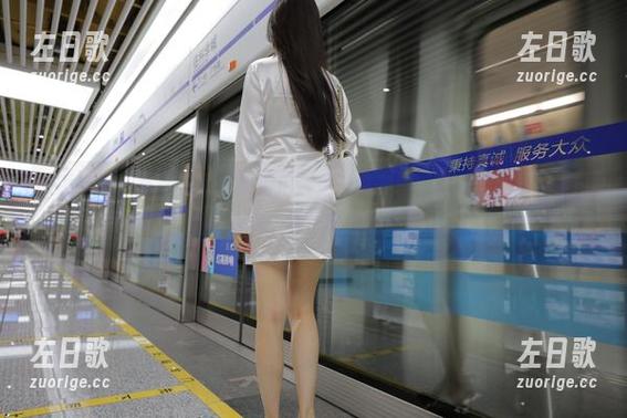 魔镜街拍-艾小青 魔镜街拍 - 每张艾小青的街拍都是一幅美图,旗袍的韵味加上一点小俏皮,照片看着真不错。