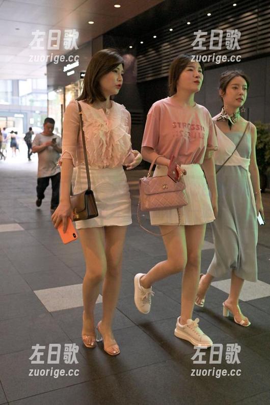 头疼的工作日，来补补魔镜街拍白色制服美女的图片，顺便分享一波
